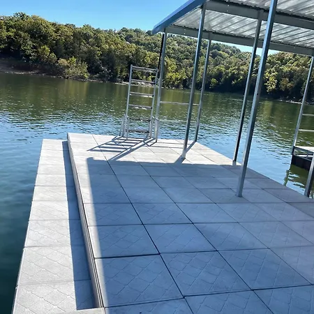 7 Bed Luxury Lakefront Lodge~ Free Mini Golf, Pickleball, Canoes, Pools, And More